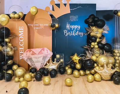 ����Ů��һ������պڽ�ɫ���ɶԲ�չ